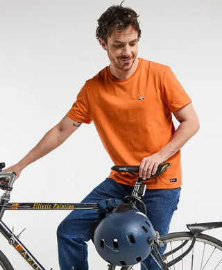 Adoptez le t-shirt homme Baptiste orange de La Gentle Factory chez CQFD Avignon. Conçu en coton et polyester recyclés, brodé vélo et fabriqué en France.