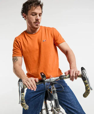 Adoptez le t-shirt homme Baptiste orange de La Gentle Factory chez CQFD Avignon. Conçu en coton et polyester recyclés, brodé vélo et fabriqué en France.