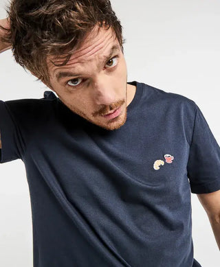 Découvrez le t-shirt homme Barthélémien en coton bio bleu marine de La Gentle Factory chez CQFD Avignon. Broderie café-croissant et fabrication 100% française.