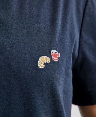 Découvrez le t-shirt homme Barthélémien en coton bio bleu marine de La Gentle Factory chez CQFD Avignon. Broderie café-croissant et fabrication 100% française.