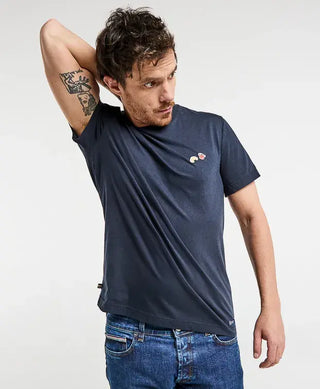 Découvrez le t-shirt homme Barthélémien en coton bio bleu marine de La Gentle Factory chez CQFD Avignon. Broderie café-croissant et fabrication 100% française.