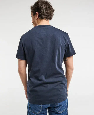Découvrez le t-shirt homme Barthélémien en coton bio bleu marine de La Gentle Factory chez CQFD Avignon. Broderie café-croissant et fabrication 100% française.