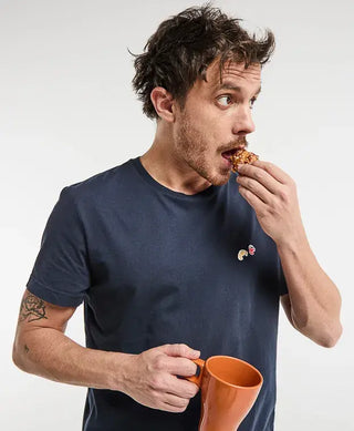 Découvrez le t-shirt homme Barthélémien en coton bio bleu marine de La Gentle Factory chez CQFD Avignon. Broderie café-croissant et fabrication 100% française.