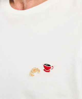 Découvrez le t-shirt homme Barthélémien en coton bio écru de La Gentle Factory chez CQFD Avignon. Broderie café-croissant et fabrication 100% française.