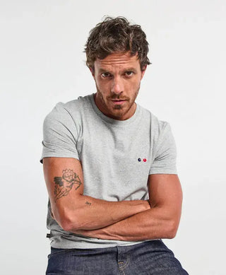 Découvrez le t-shirt homme Barthélémien gris chiné de La Gentle Factory chez CQFD Avignon. En fibres 100% recyclées, brodé vélo et fabriqué en France.