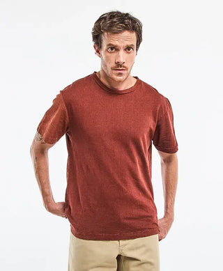 Découvrez le t-shirt homme en lin terracotta ISAO de La Gentle Factory chez CQFD Avignon. 100 % lin respirant et écoresponsable, fabriqué en France.