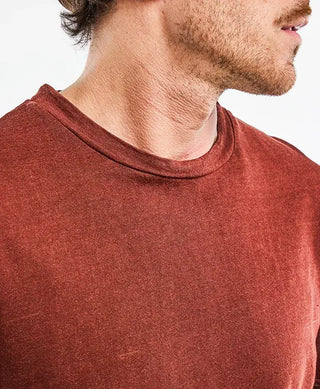 Découvrez le t-shirt homme en lin terracotta ISAO de La Gentle Factory chez CQFD Avignon. 100 % lin respirant et écoresponsable, fabriqué en France.