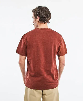 Découvrez le t-shirt homme en lin terracotta ISAO de La Gentle Factory chez CQFD Avignon. 100 % lin respirant et écoresponsable, fabriqué en France.