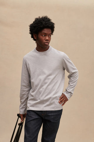 Découvrez le t-shirt manches longues Le Minor gris chiné. Un jersey de coton épais 210g/m² fabriqué en Bretagne. Coupe ample et confort durable. Disponible chez CQFD.