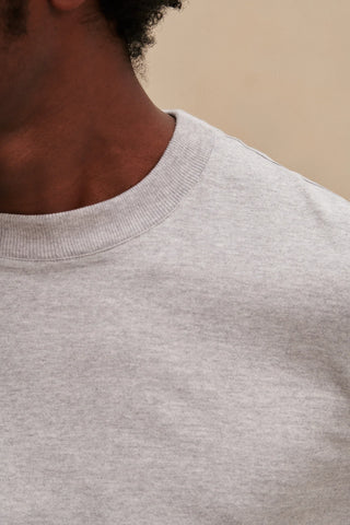 Découvrez le t-shirt manches longues Le Minor gris chiné. Un jersey de coton épais 210g/m² fabriqué en Bretagne. Coupe ample et confort durable. Disponible chez CQFD.