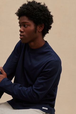 Découvrez le t-shirt manches longues Le Minor bleu marine. Un jersey de coton 210g/m² ultra-robuste fabriqué en Bretagne. Coupe ample et style chic. Disponible chez CQFD.