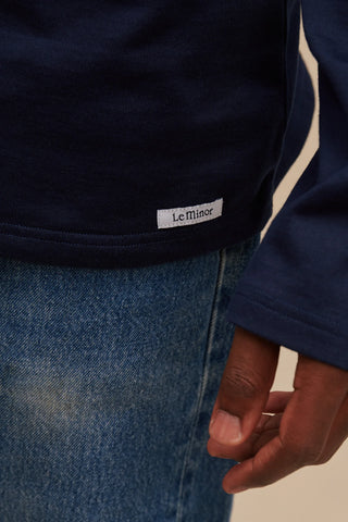 Découvrez le t-shirt manches longues Le Minor bleu marine. Un jersey de coton 210g/m² ultra-robuste fabriqué en Bretagne. Coupe ample et style chic. Disponible chez CQFD.