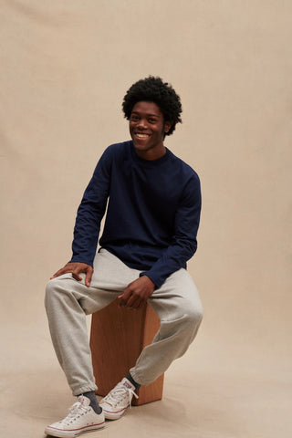 Découvrez le t-shirt manches longues Le Minor bleu marine. Un jersey de coton 210g/m² ultra-robuste fabriqué en Bretagne. Coupe ample et style chic. Disponible chez CQFD.