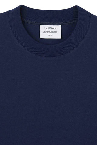 Découvrez le t-shirt manches longues Le Minor bleu marine. Un jersey de coton 210g/m² ultra-robuste fabriqué en Bretagne. Coupe ample et style chic. Disponible chez CQFD.