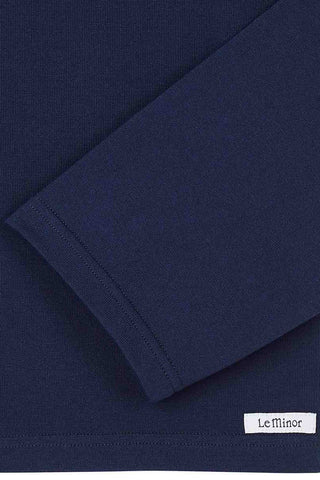 Découvrez le t-shirt manches longues Le Minor bleu marine. Un jersey de coton 210g/m² ultra-robuste fabriqué en Bretagne. Coupe ample et style chic. Disponible chez CQFD.