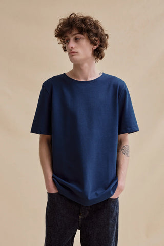 Découvrez le t-shirt Le Minor en coton ultra-épais marine. Col marinière, coupe droite et fabrication artisanale en Bretagne. Un basique indestructible chez CQFD Avignon.