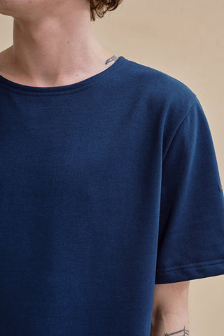 Découvrez le t-shirt Le Minor en coton ultra-épais marine. Col marinière, coupe droite et fabrication artisanale en Bretagne. Un basique indestructible chez CQFD Avignon.