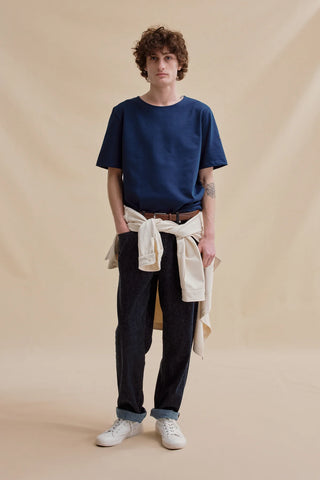 Découvrez le t-shirt Le Minor en coton ultra-épais marine. Col marinière, coupe droite et fabrication artisanale en Bretagne. Un basique indestructible chez CQFD Avignon.