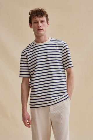 Découvrez le t-shirt marin Le Minor écru/marine. Coupe ample contemporaine en coton brut haute qualité. Fabriqué en Bretagne. Un style décontracté et durable chez CQFD Avignon.