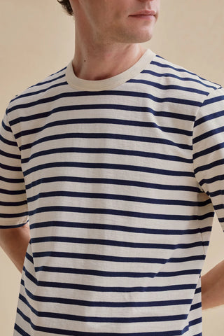 Découvrez le t-shirt marin Le Minor écru/marine. Coupe ample contemporaine en coton brut haute qualité. Fabriqué en Bretagne. Un style décontracté et durable chez CQFD Avignon.