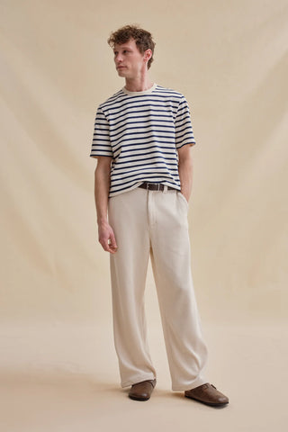 Découvrez le t-shirt marin Le Minor écru/marine. Coupe ample contemporaine en coton brut haute qualité. Fabriqué en Bretagne. Un style décontracté et durable chez CQFD Avignon.