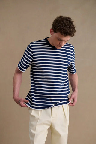 Découvrez le t-shirt marin pour homme Le Minor chez CQFD Avignon. Tricoté en Bretagne en coton brut, coupe moderne et rayures iconiques. 