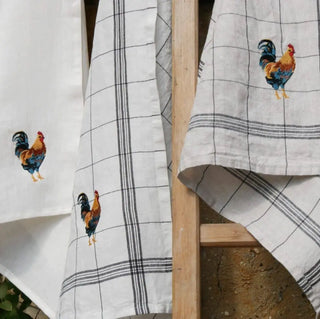 Torchon Bistrot 100% lin blanc brodé Coq par Charvet Éditions. L'excellence textile d'Armentières durable et absorbante. À shopper chez CQFD Avignon !