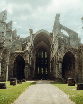 Parfumez votre intérieur avec Relique d'Amour d'Oriza L. Legrand. Un sillage mystique d'encens et de lys pour l'air et les textiles. Sérénité absolue. 100ml.