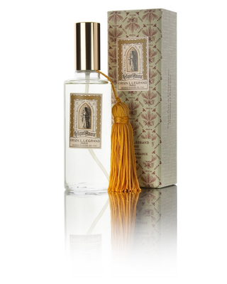 Parfumez votre intérieur avec Relique d'Amour d'Oriza L. Legrand. Un sillage mystique d'encens et de lys pour l'air et les textiles. Sérénité absolue. 100ml.