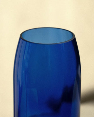 Craquez pour le vase bleu de QDB Éditions (ex Q de Bouteilles) chez CQFD Avignon. Une flûte alsacienne upcyclée en édition limitée fabriquée au Touquet.