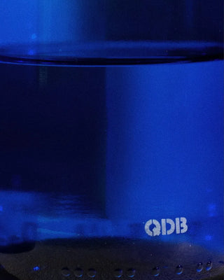 Craquez pour le vase bleu de QDB Éditions (ex Q de Bouteilles) chez CQFD Avignon. Une flûte alsacienne upcyclée en édition limitée fabriquée au Touquet.