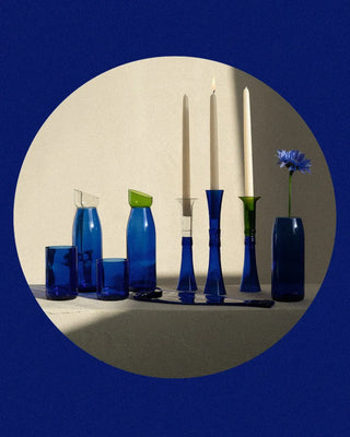 Craquez pour le vase bleu de QDB Éditions (ex Q de Bouteilles) chez CQFD Avignon. Une flûte alsacienne upcyclée en édition limitée fabriquée au Touquet.