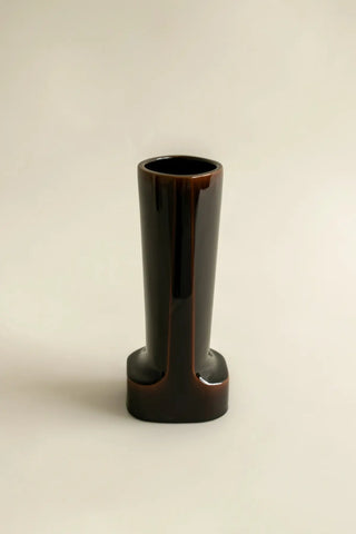 Craquez pour le vase design Solène PM écaille de Charolles chez CQFD Avignon. 100% fait main en France. Pièce architecturale et poétique unique !