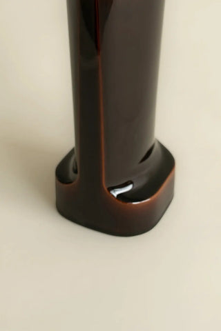 Craquez pour le vase design Solène PM écaille de Charolles chez CQFD Avignon. 100% fait main en France. Pièce architecturale et poétique unique !