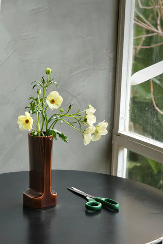 Craquez pour le vase design Solène PM écaille de Charolles chez CQFD Avignon. 100% fait main en France. Pièce architecturale et poétique unique !