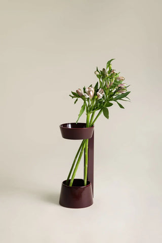 Craquez pour le vase design Vertige bourgogne de Charolles chez CQFD Avignon. 100% fait main en France. Œuvre d'art en céramique pour bouquets d'exception !