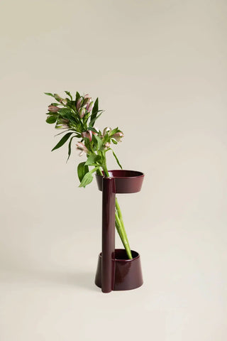 Craquez pour le vase design Vertige bourgogne de Charolles chez CQFD Avignon. 100% fait main en France. Œuvre d'art en céramique pour bouquets d'exception !
