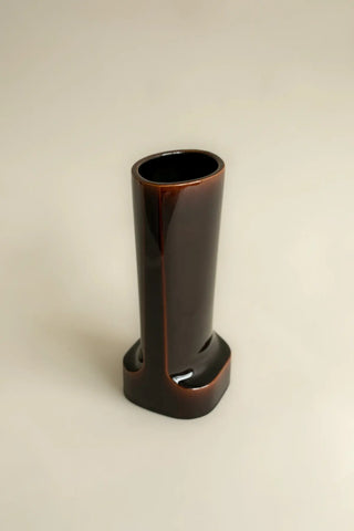 Craquez pour le vase design Solène PM écaille de Charolles chez CQFD Avignon. 100% fait main en France. Pièce architecturale et poétique unique !