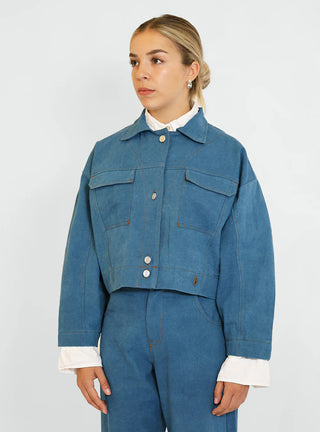 Découvrez la veste "Paca" Bleu Baltik de Claudia Carmona chez CQFD Avignon. Une veste boxy en coton bio recyclé, teinte à l'indigo naturel et modulable en combinaison.