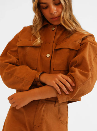 Découvrez la veste "Paca" Chicorée de Claudia Carmona chez CQFD Avignon. Une veste boxy modulable en combinaison, en coton bio recyclé et teinture naturelle au châtaignier.