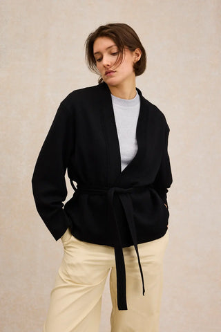 Découvrez le Kimono Le Minor chez CQFD Avignon. Une pièce iconique en maille Milano et laine mérinos, fabriquée en Bretagne. L'élégance japonaise revisitée.