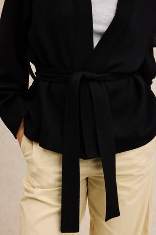 Découvrez le Kimono Le Minor chez CQFD Avignon. Une pièce iconique en maille Milano et laine mérinos, fabriquée en Bretagne. L'élégance japonaise revisitée.