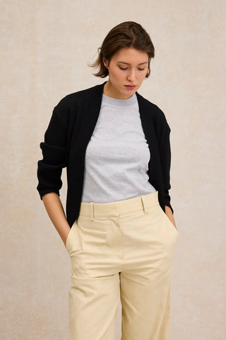 Découvrez le Kimono Le Minor chez CQFD Avignon. Une pièce iconique en maille Milano et laine mérinos, fabriquée en Bretagne. L'élégance japonaise revisitée.