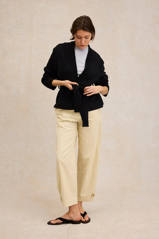 Découvrez le Kimono Le Minor chez CQFD Avignon. Une pièce iconique en maille Milano et laine mérinos, fabriquée en Bretagne. L'élégance japonaise revisitée.