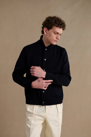 Découvrez la veste Teddy Le Minor en maille Milano bleu marine. 100% laine vierge, fabrication bretonne artisanale. Un blouson chic et durable disponible chez CQFD Avignon.