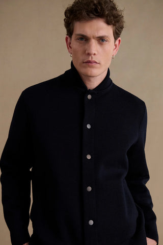 Découvrez la veste Teddy Le Minor en maille Milano bleu marine. 100% laine vierge, fabrication bretonne artisanale. Un blouson chic et durable disponible chez CQFD Avignon.