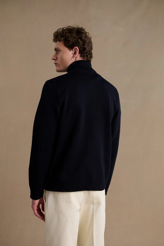 Découvrez la veste Teddy Le Minor en maille Milano bleu marine. 100% laine vierge, fabrication bretonne artisanale. Un blouson chic et durable disponible chez CQFD Avignon.