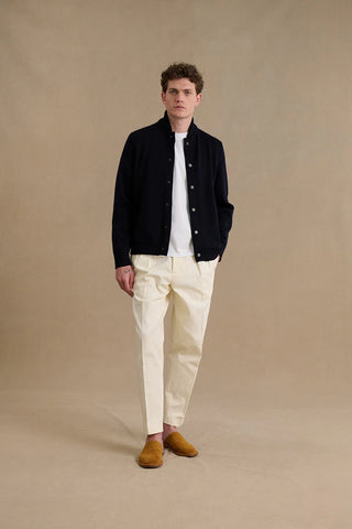 Découvrez la veste Teddy Le Minor en maille Milano bleu marine. 100% laine vierge, fabrication bretonne artisanale. Un blouson chic et durable disponible chez CQFD Avignon.