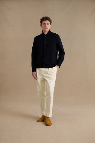 Découvrez la veste Teddy Le Minor en maille Milano bleu marine. 100% laine vierge, fabrication bretonne artisanale. Un blouson chic et durable disponible chez CQFD Avignon.
