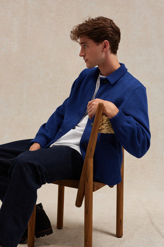 Découvrez la Coach Jacket Le Minor en maille Milano bleu roy. 100% laine vierge, boutons pression et style 90's. Un blouson d'exception fabriqué en Bretagne chez CQFD.